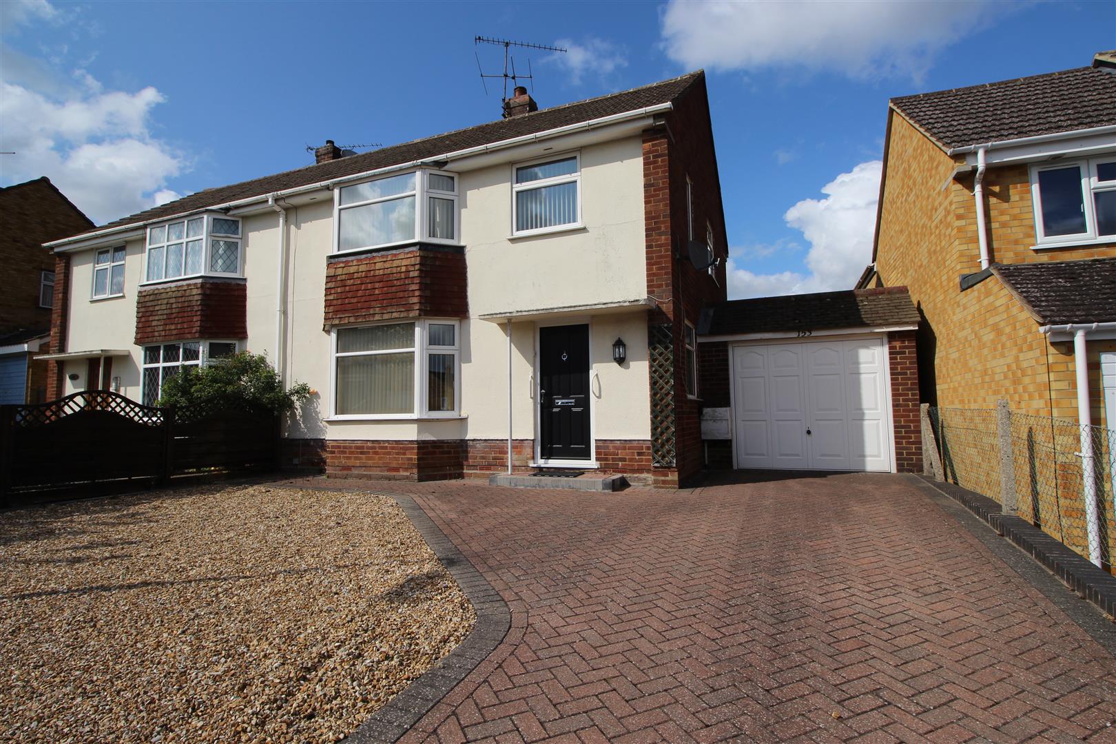3 bed property in Warborough Avenue, Reading